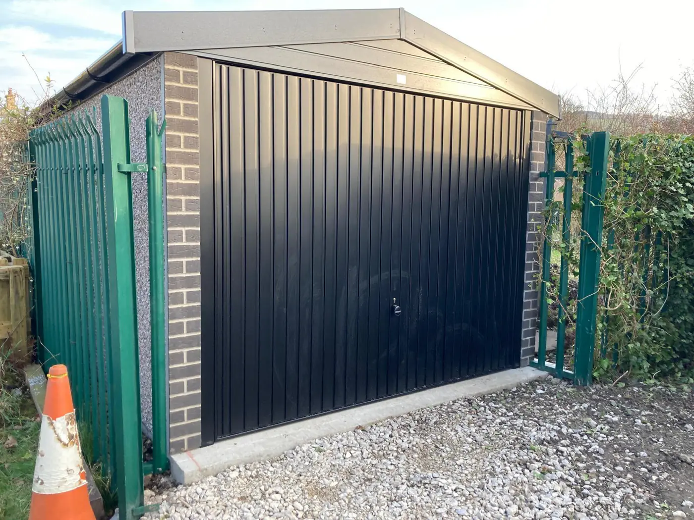 Completed anthracite-door garage, side elevation